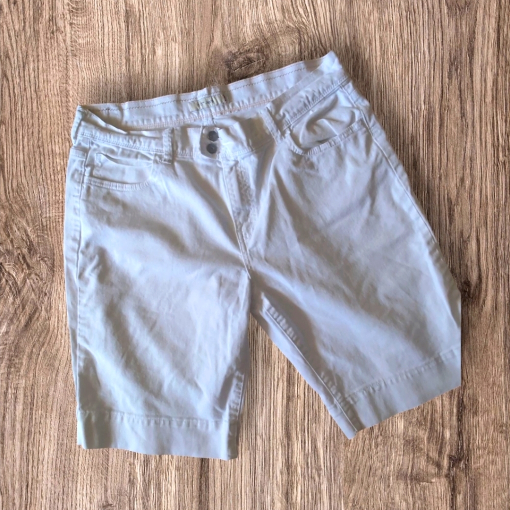 Levi's 515 White Stretch Denim Bermuda Shorts Size 14. Nice
